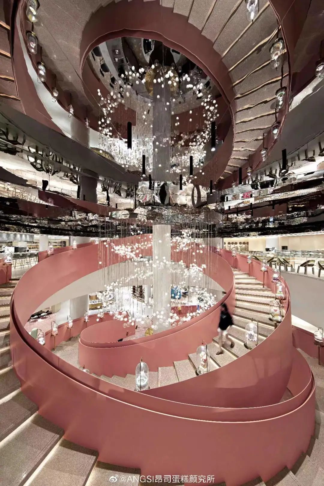 一亿元打水漂、欠款5700万、轰然倒塌的烘焙品牌，金钱也救不了！