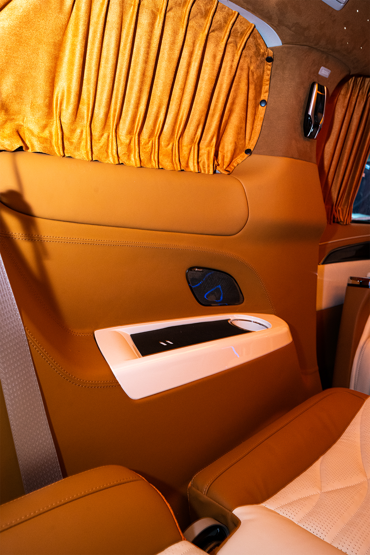 别克gl8商务外观,最新落地别克gl8公务舱豪华型