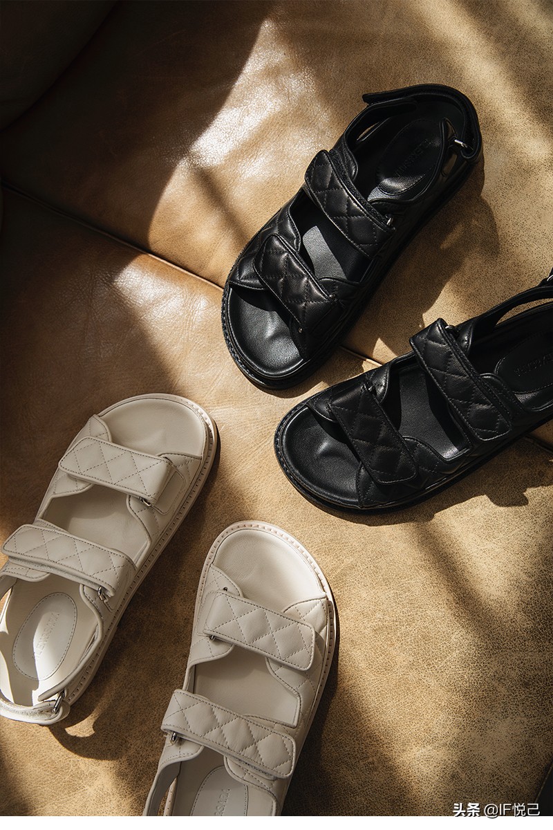 今夏超火的凉鞋怎么穿给你舒适感,今年最火的4款凉鞋清爽又时髦