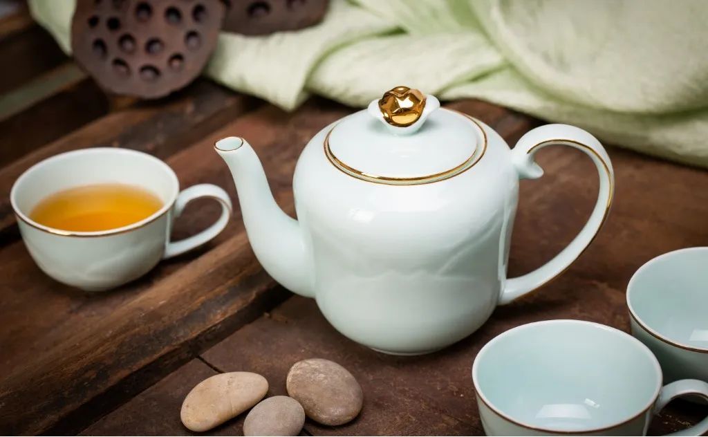 一位优雅的公主享用下午茶,一位优雅的公主正在享用下午茶