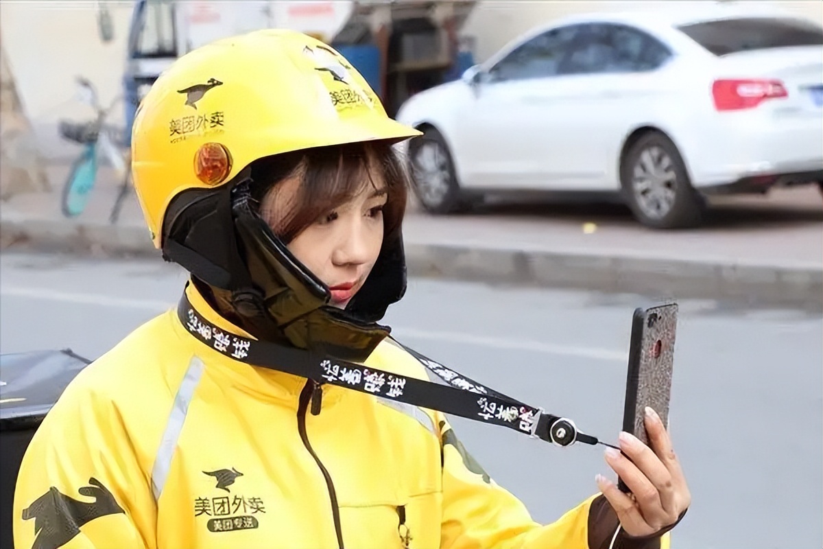 美团公布外卖员学历数据，本科生已达17万，宁可送货也不进厂吗？