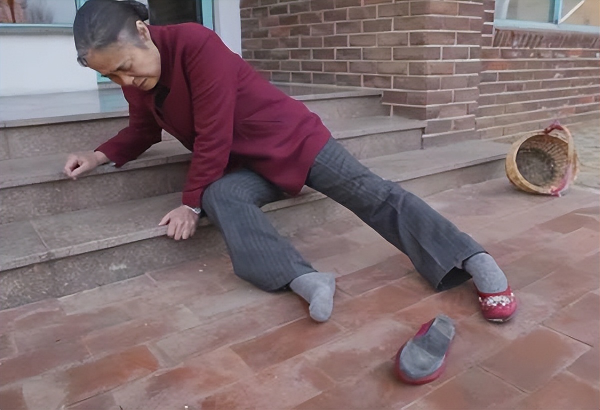 五十多岁骨头一碰就骨折,老人老摔跤是什么病的前兆