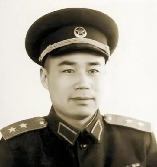 1973年，尤太忠给老政委*小平邓**送烟，*小平邓**拿到烟说了什么？