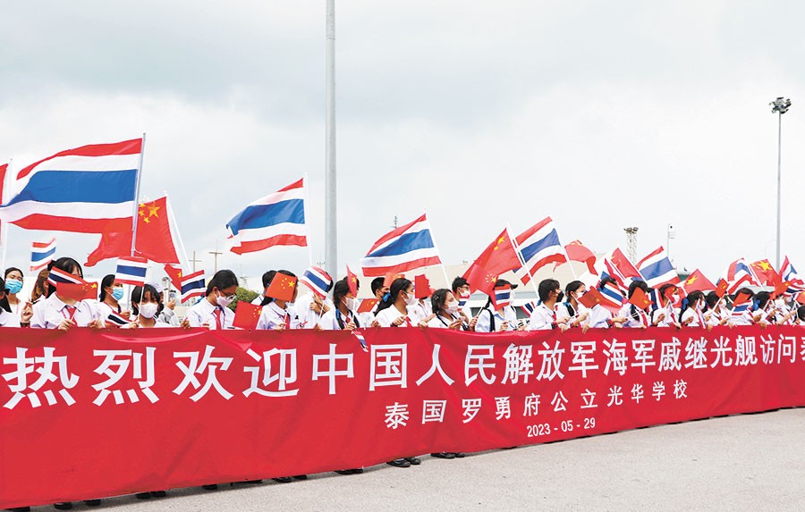 中国海军6艘登陆舰在南海军演,解放军万吨大驱舰艇编队演练