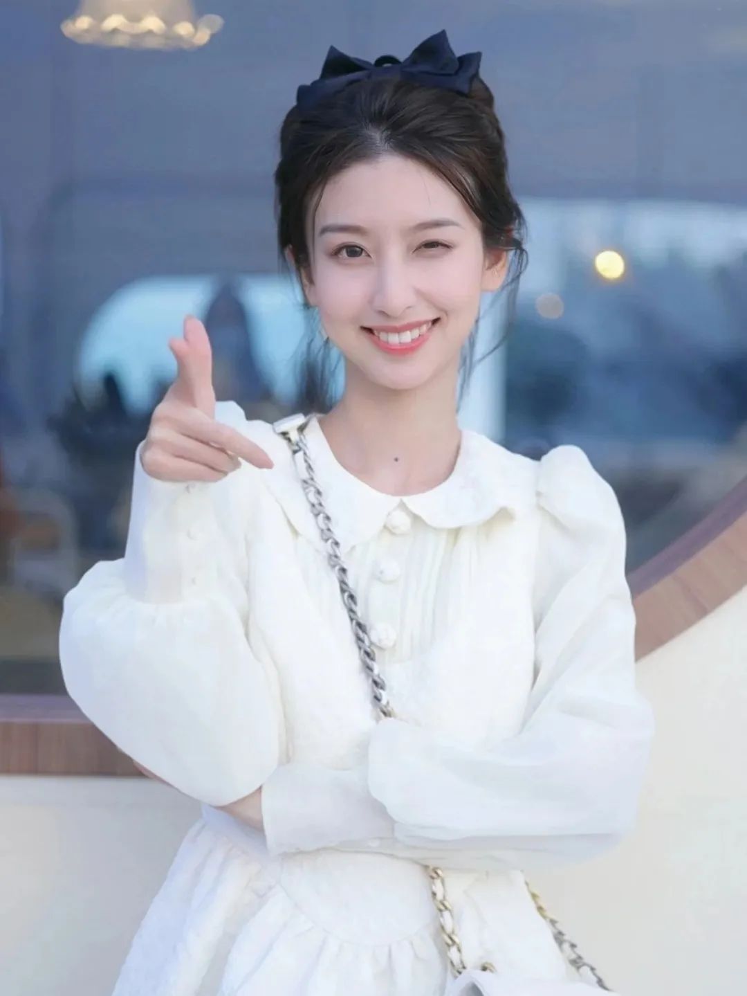 今年别再披头散发了三款减龄发型,既不显脸大又不披发的发型