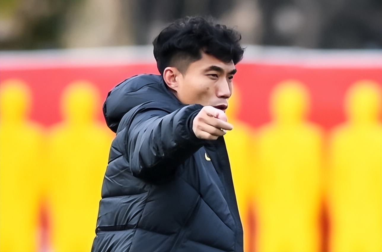 中国男足迎战韩国男足前瞻,中国男足出征