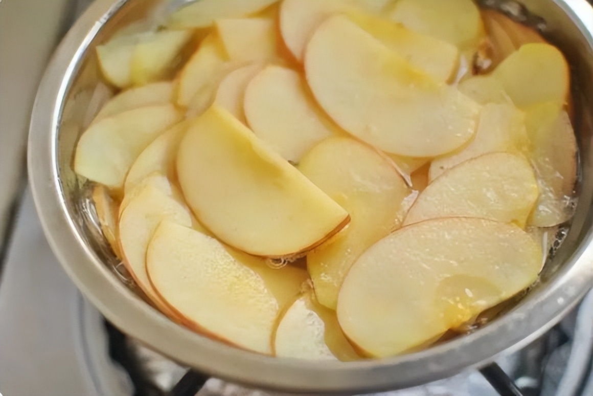 每天吃一个熟苹果功效坚持一周,每天早上都吃一个煮熟的苹果好吗