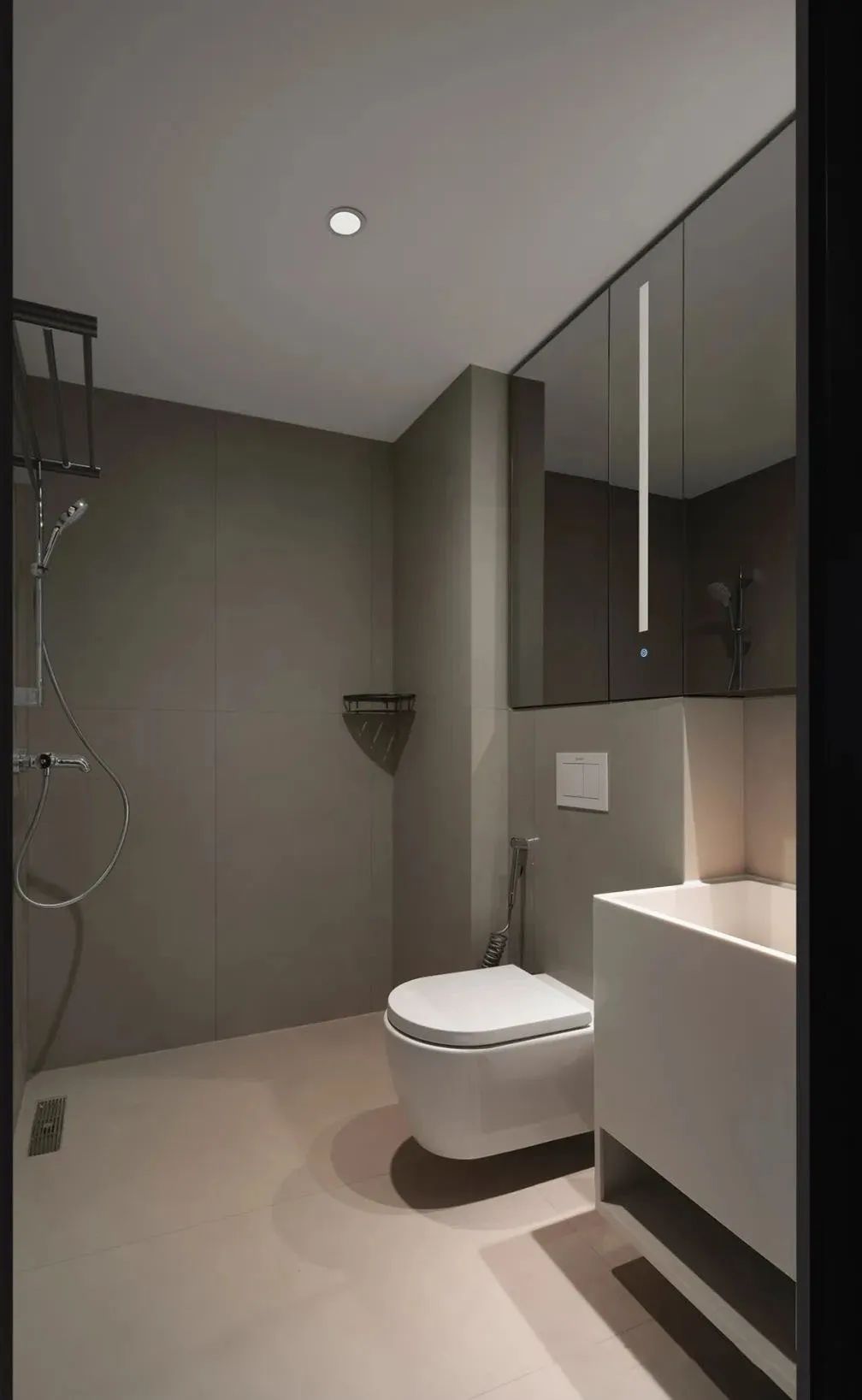 卧室暗色背景墙木饰面,木饰面装修暗色房间搭配效果