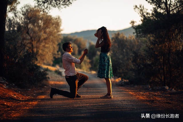 男朋友异性朋友太多，而且很亲密，我该怎么办