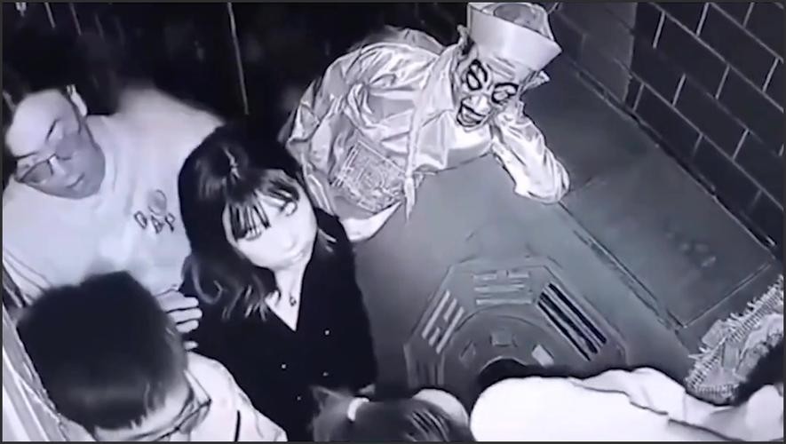 鬼屋女玩家把npc给吓到,鬼屋女npc被玩家扛走