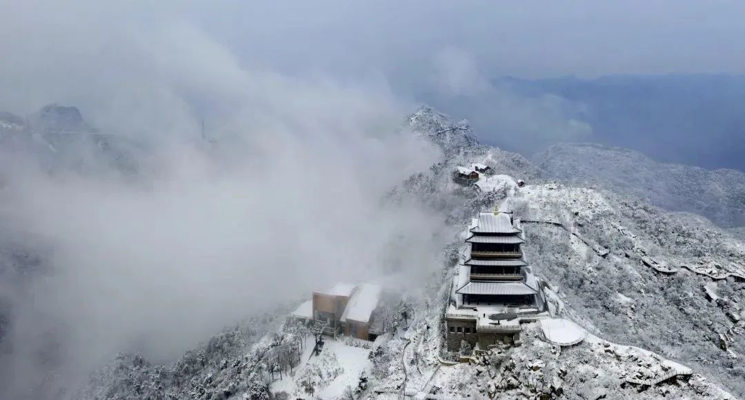 雪落成白墨影成殇,零落成妆