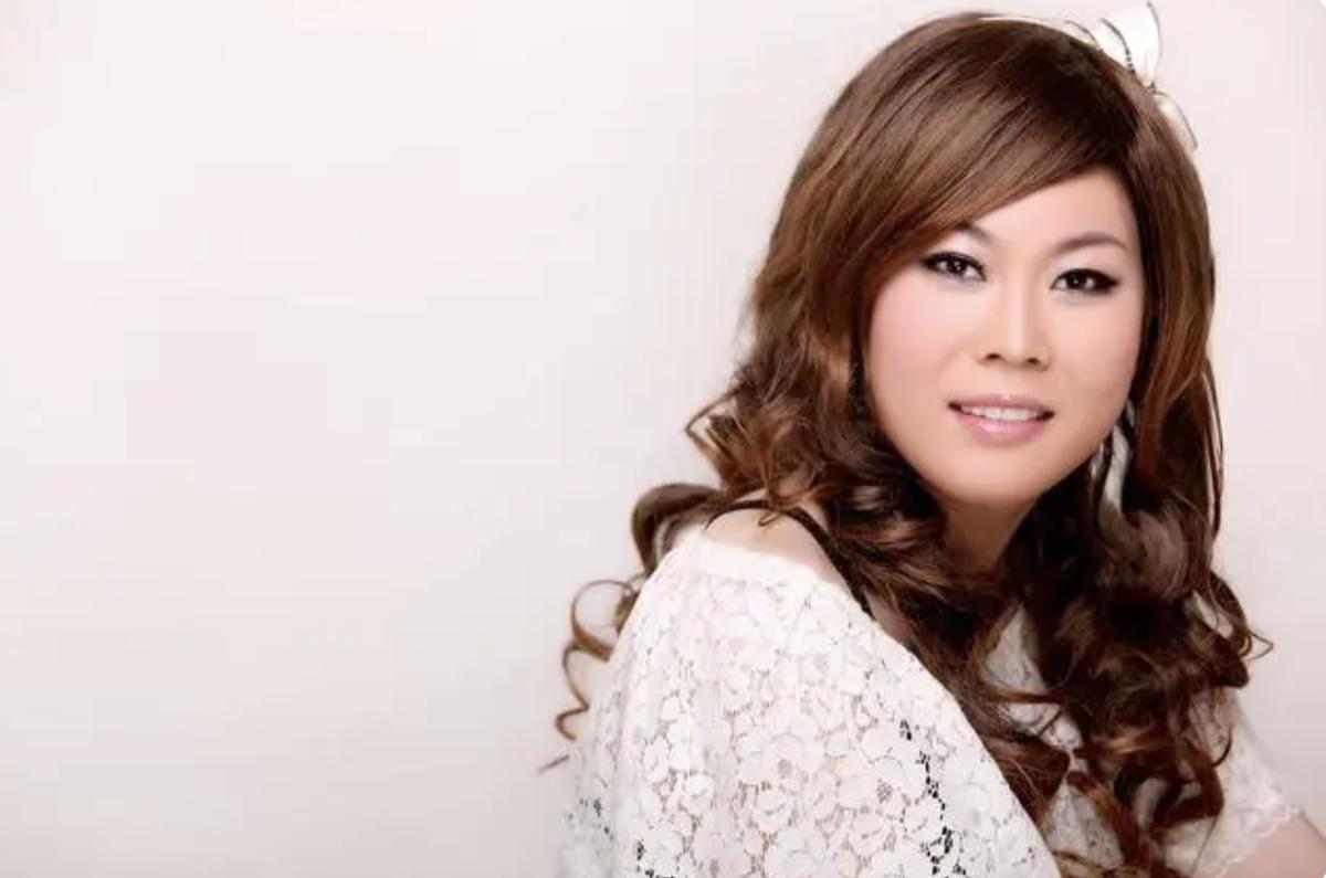 西单女孩“三级跳”：贫民女孩登上纽约时代大屏，她经历了什么