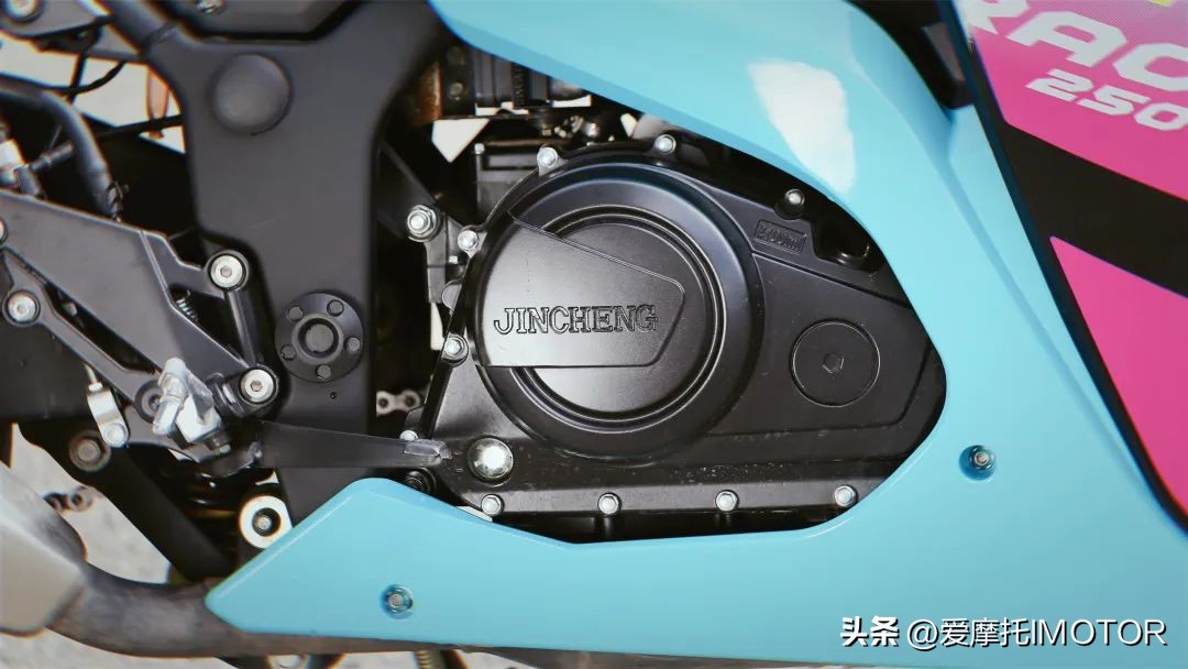 金城枭250对比春风250,2万内亲民双缸仿跑金城枭250评测