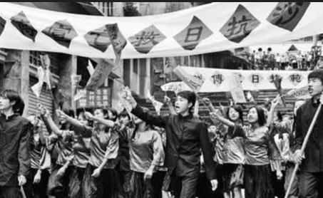 1950年大汉奸回国，才知亲生儿子是红色特工，感叹：你骗得我好苦