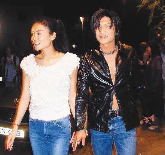 王菲谢霆锋同框画面最新,王菲谢霆锋罕见合体秀恩爱