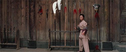 杨紫琼巴黎赏秀与未婚夫出席活动,杨紫琼霸气金球奖