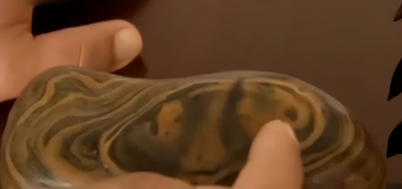 熊猫奇石价值上亿,青岛男子捡到熊猫奇石