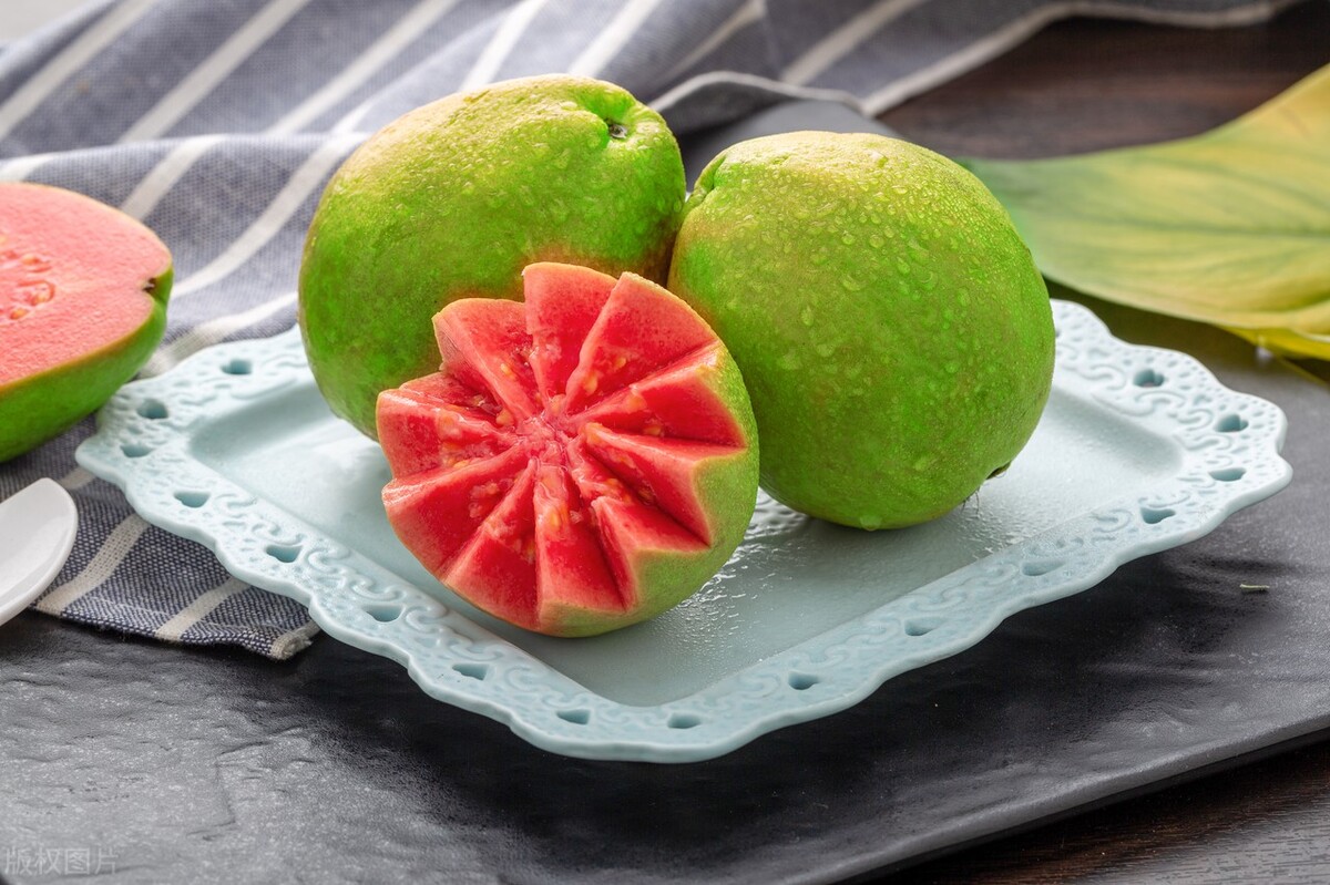 红宝石西瓜芭乐番石榴,红心芭乐跟红宝石番石榴哪个好吃