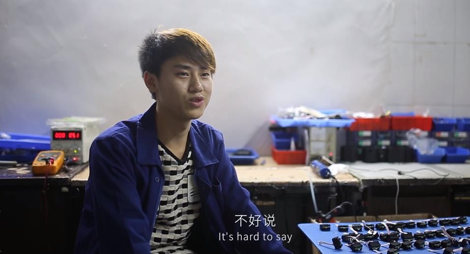 20岁小伙在工厂流水线,小伙工厂上班一天站11个钟