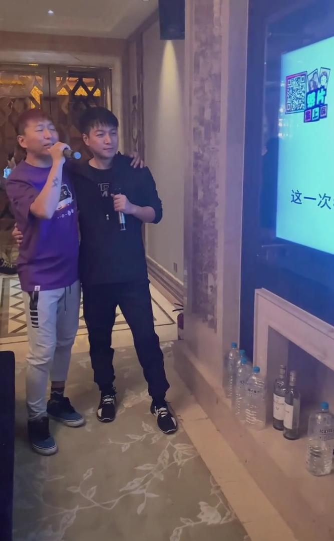 陈羽凡坐着轮椅唱歌,陈羽凡露面唱冷酷到底