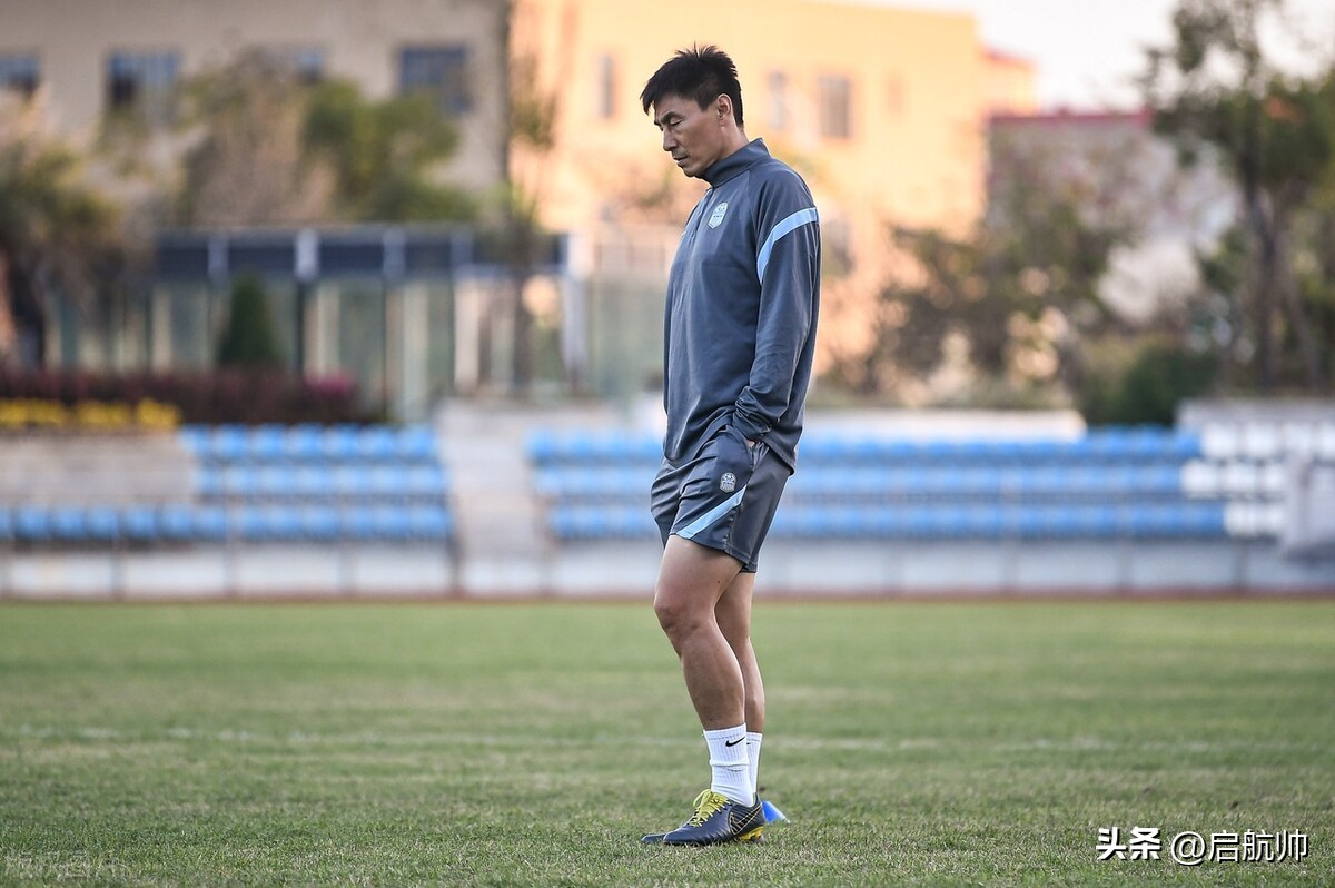 李玮锋霸气防守,足球报谈广州队面对造谣者怎么办