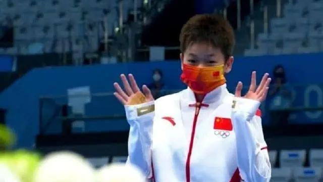 奥运冠军全红婵与他人合影,奥运冠军全红婵简历