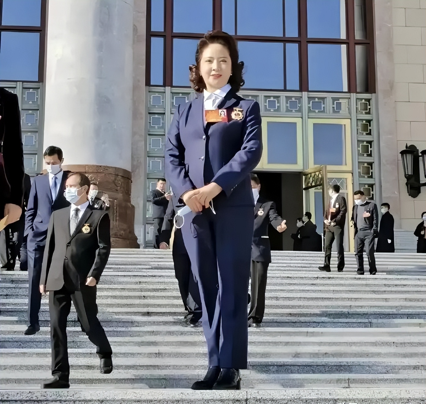 “李少莉事件”持续曝光后，听一小区退休老大爷是如何评价她的