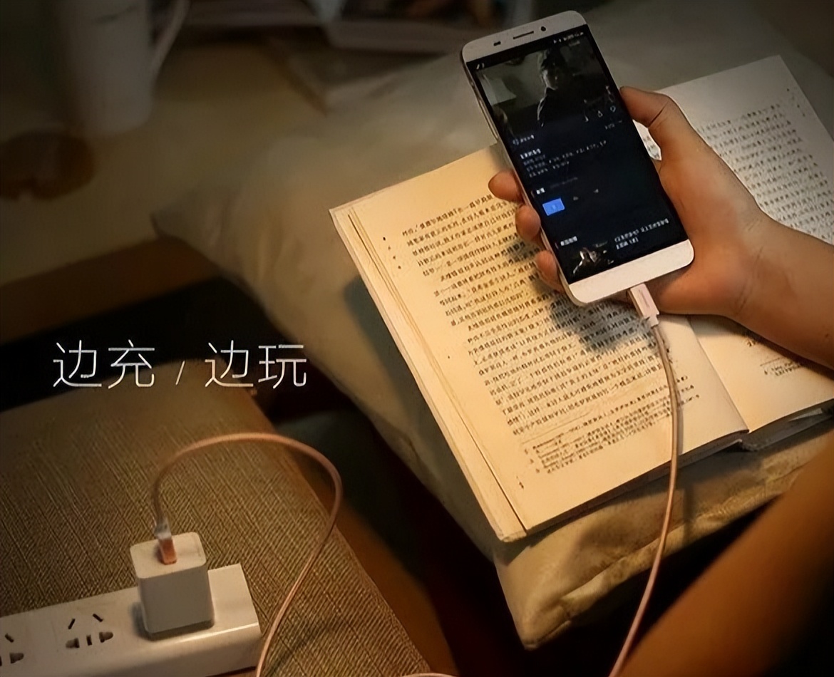 手机充电被电击是什么原因,充电玩手机被电的几率