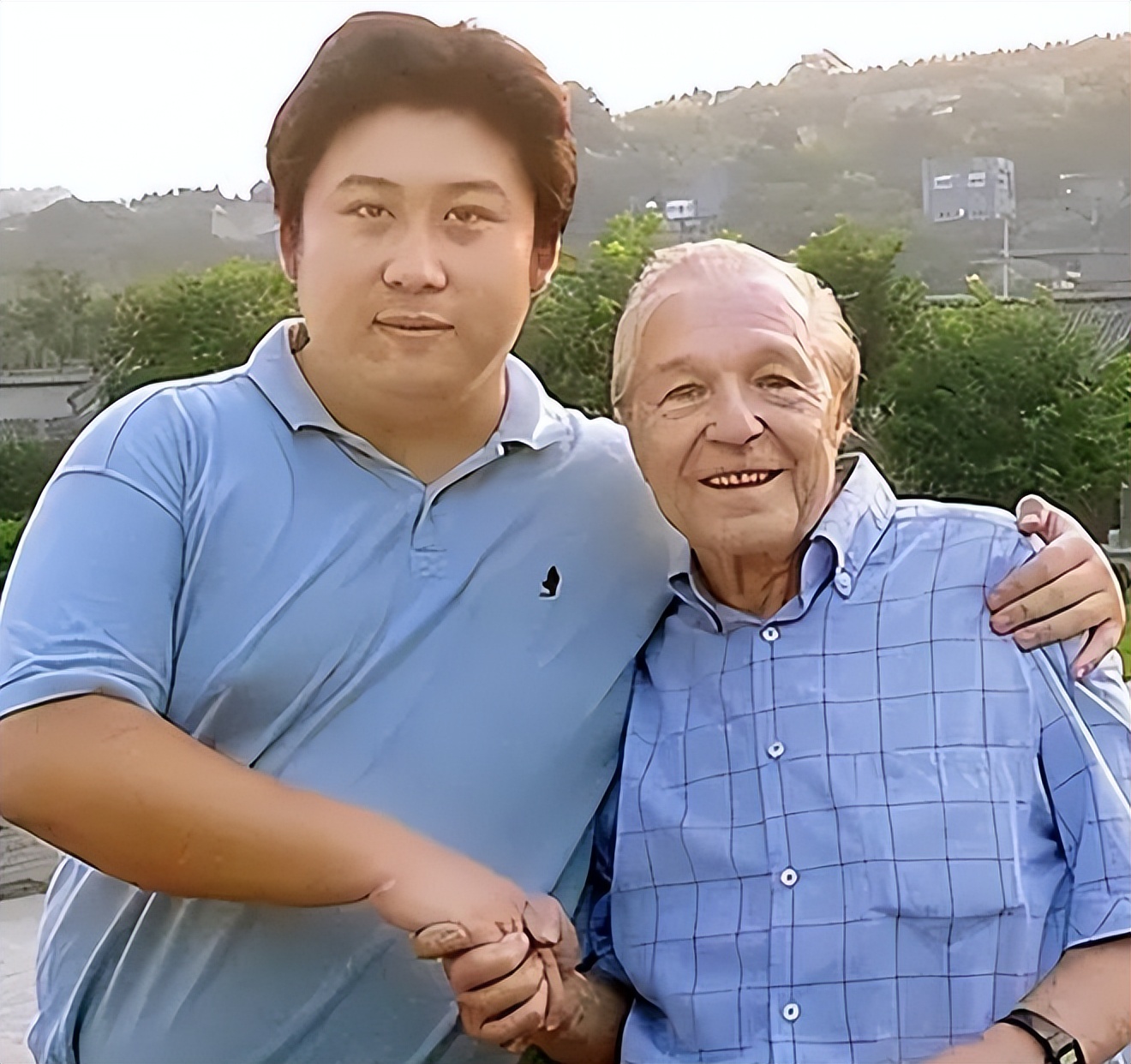 中国小伙为报答英国孤寡房东,中国小伙为瑞士房东养老送终