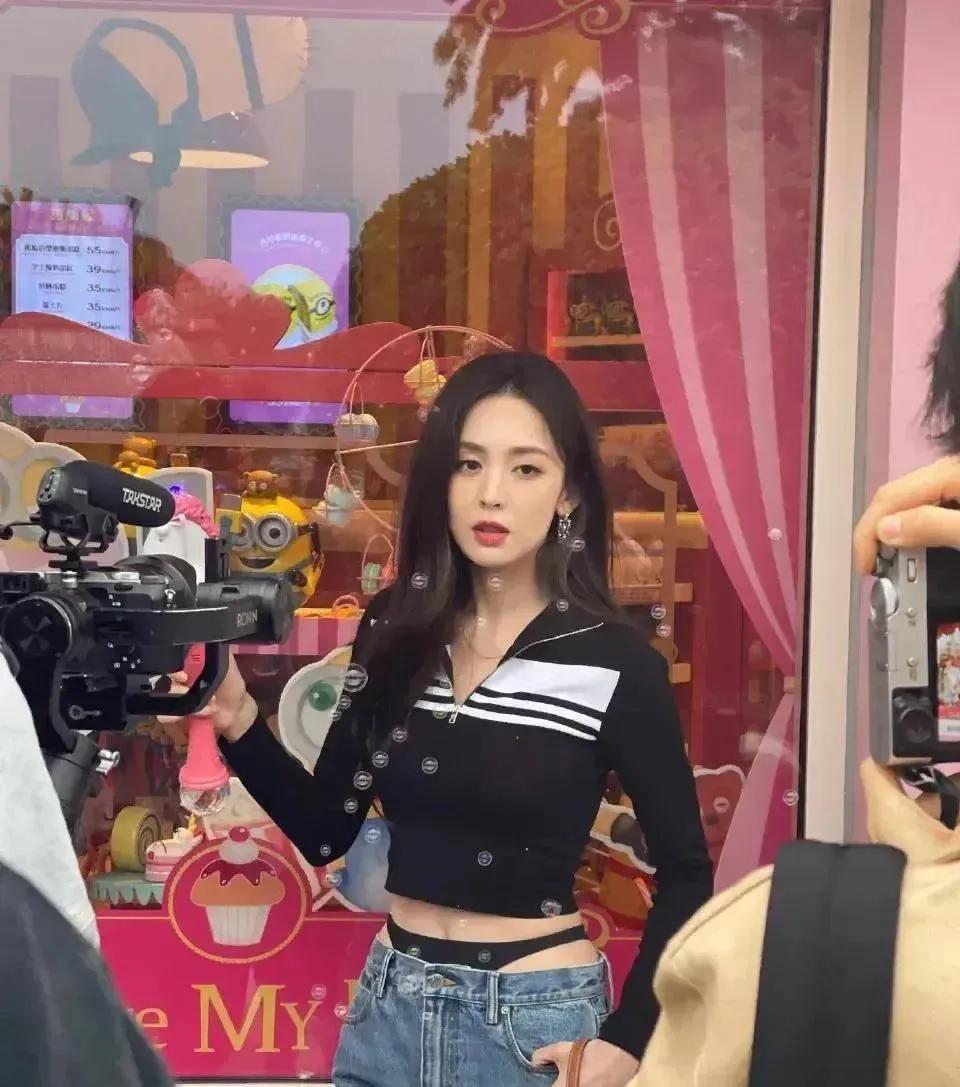 古力娜扎火爆牛仔裤,古力娜扎微喇裤