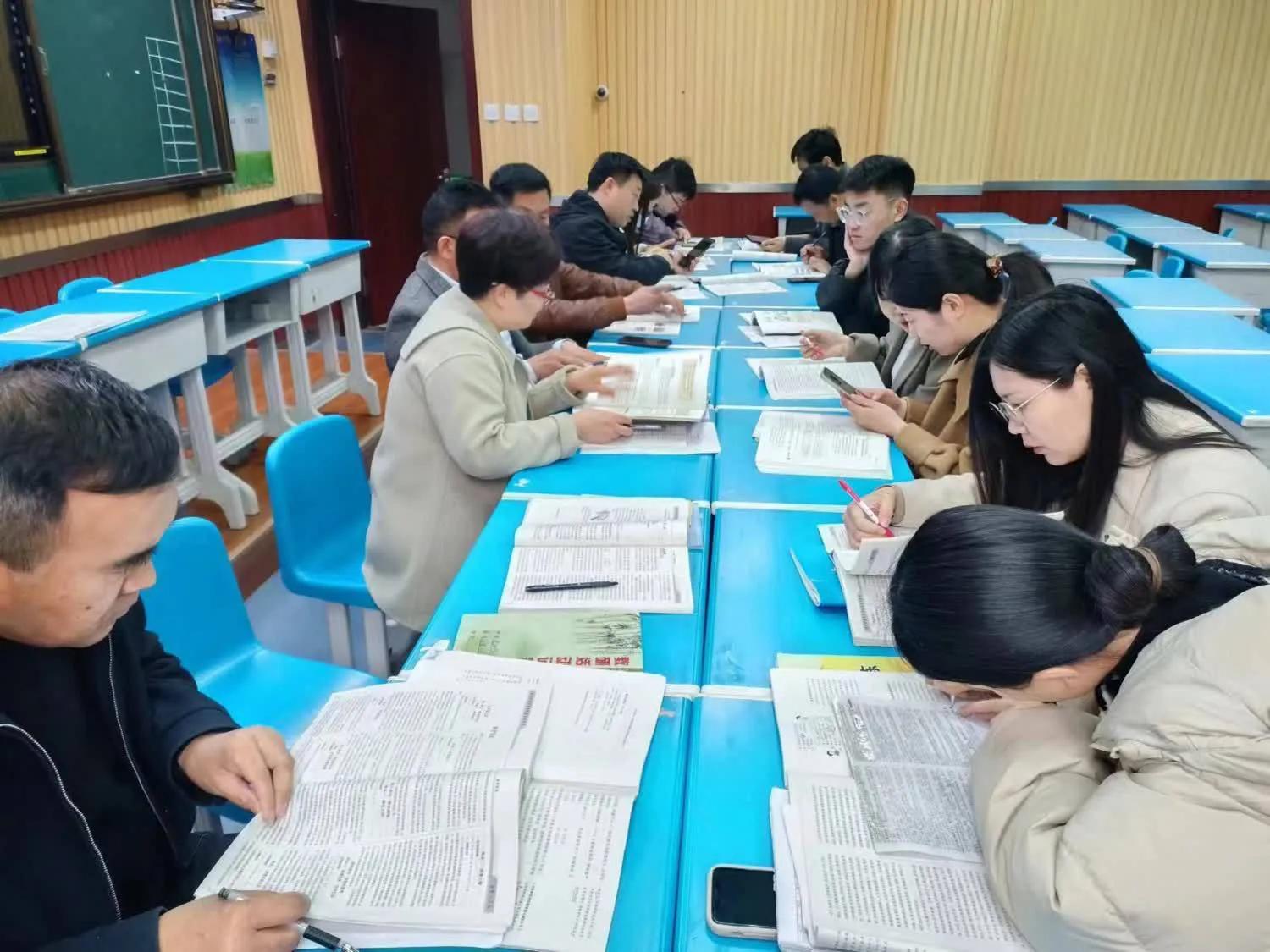 浠庢湰璐ㄤ笂鍋氬埌涓轰汉甯堣〃鏁欑爺鎬荤粨,鍑濆績閾稿笀榄傛暀鐮旇偛鏂颁汉