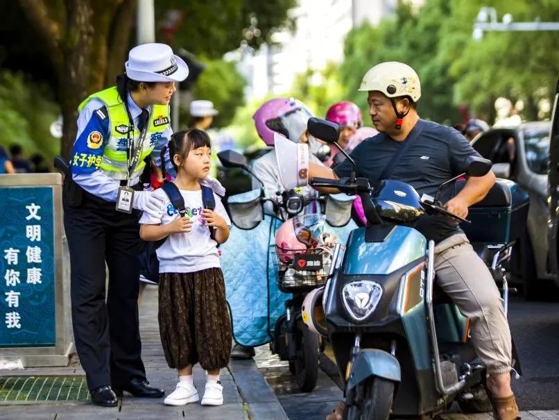兰州公安全力开启护学模式,民警开启护学模式