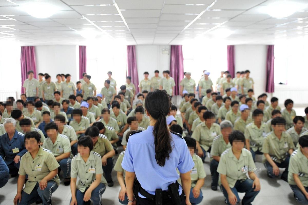 老公坐牢10年我怎么办,老公坐牢12年该怎么办