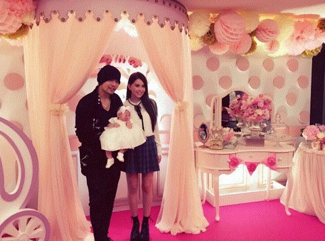 昆凌海滩秀身材,昆凌美人鱼mv