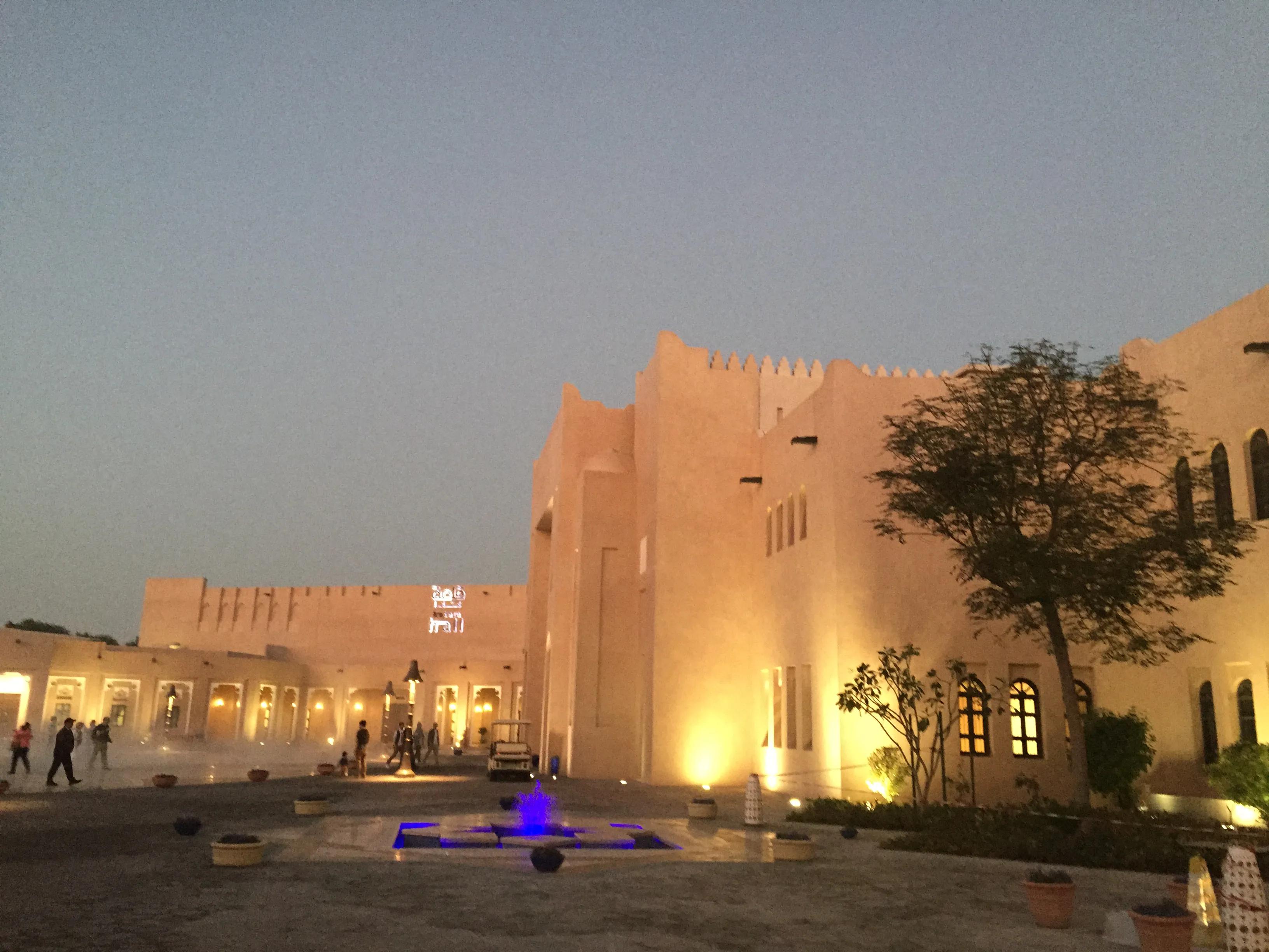 真实的卡塔尔长这样，一半沙漠一半海水