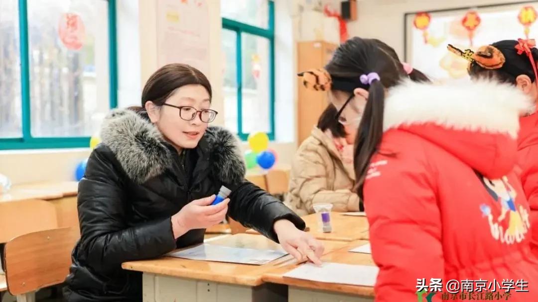 南京市长江路小学一年级开展“畅畅笑笑”乐评园活动