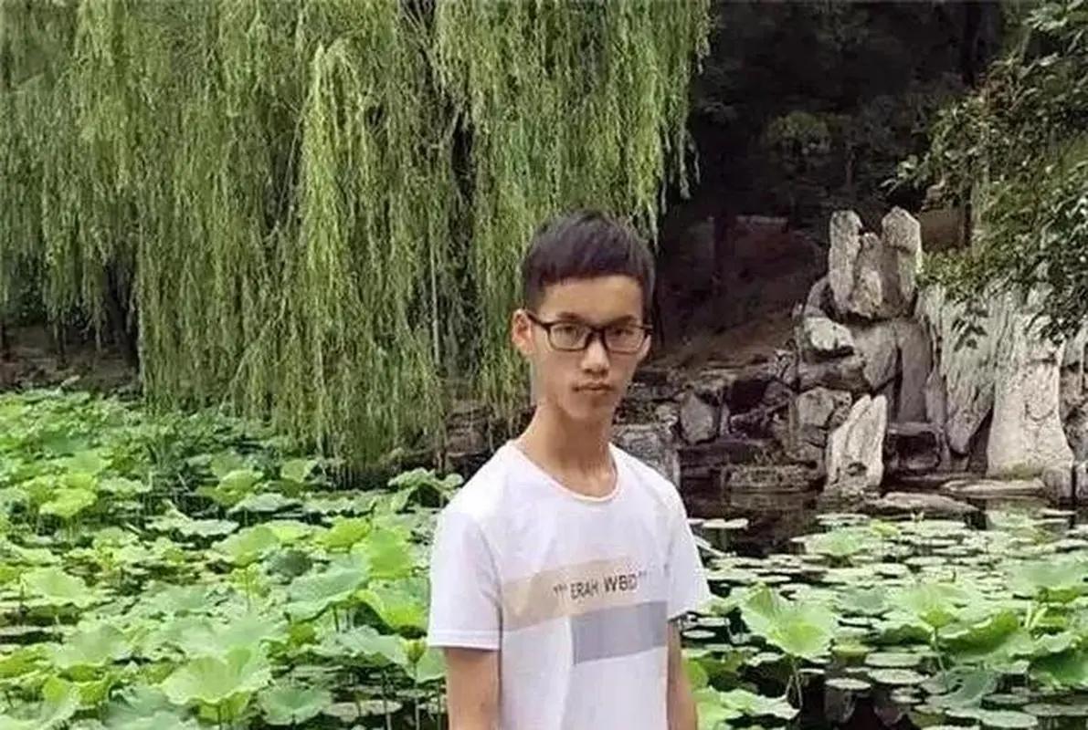 高考第一个交卷称高考太简单,声称考题太简单最后考了多少分