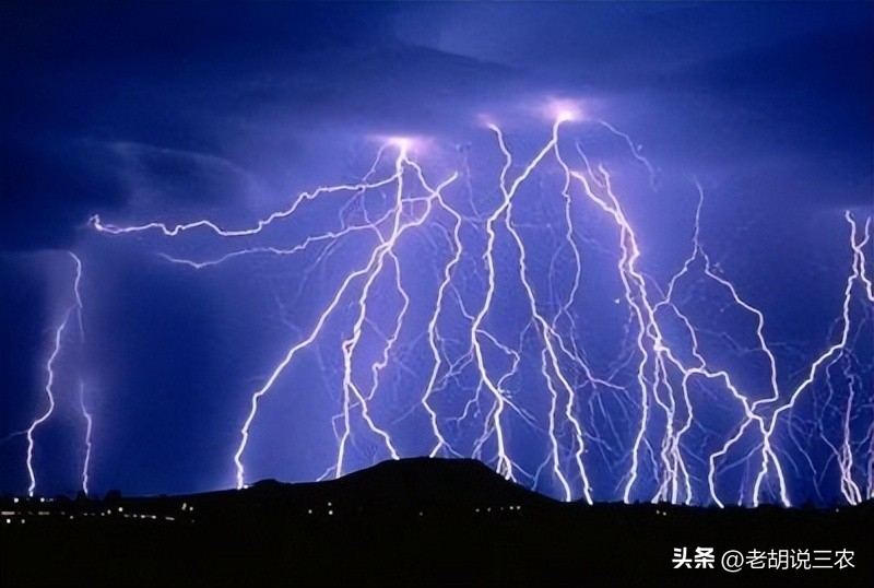 新郎雨天拍婚纱照遭雷击去世事件,新人拍婚纱照时新郎疑遭雷击身亡