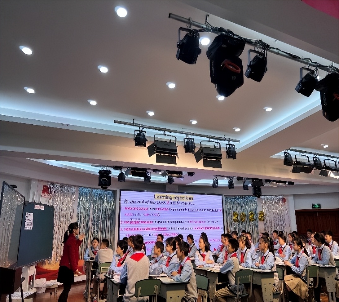 用“VR”视野，探校,五！师大实外英语老师“神了”，押中作文题