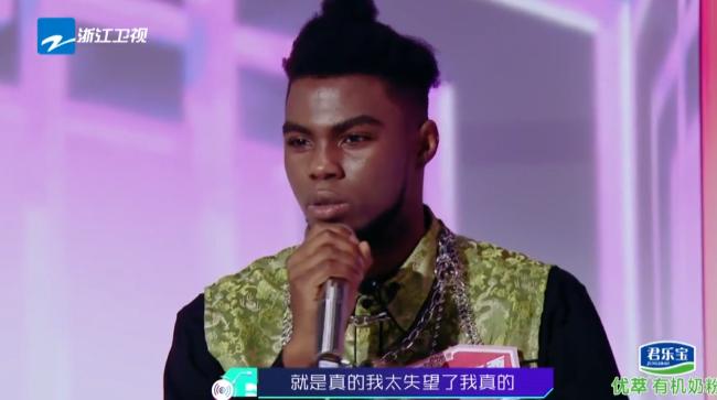 萨顶顶被网红怼到哭,网红点评专业歌手萨顶顶