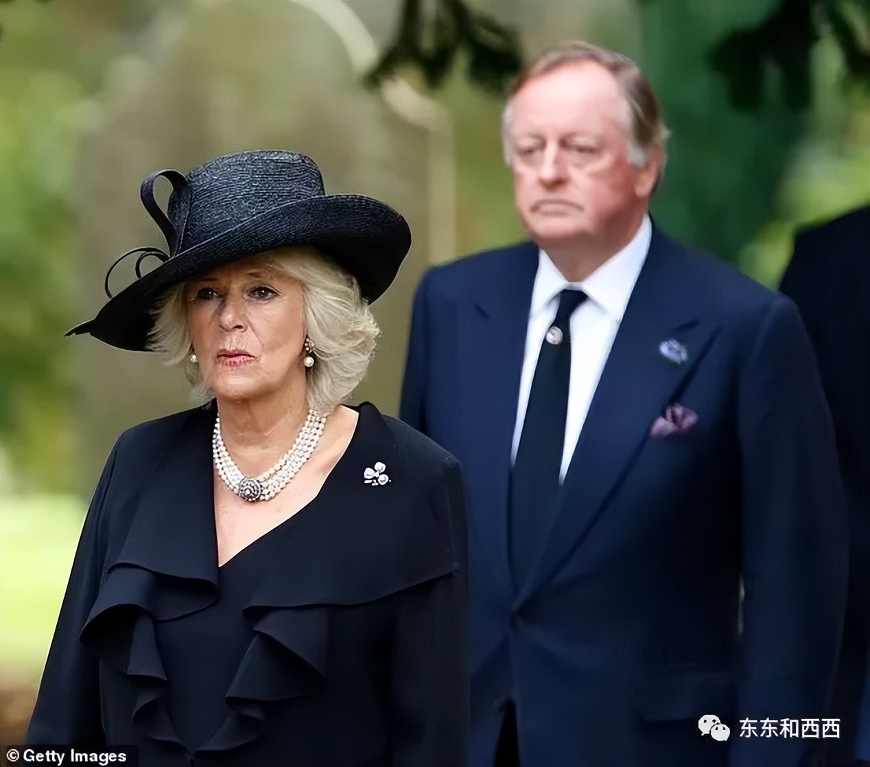 卡米拉二次加冕,卡米拉戴王冠太激动