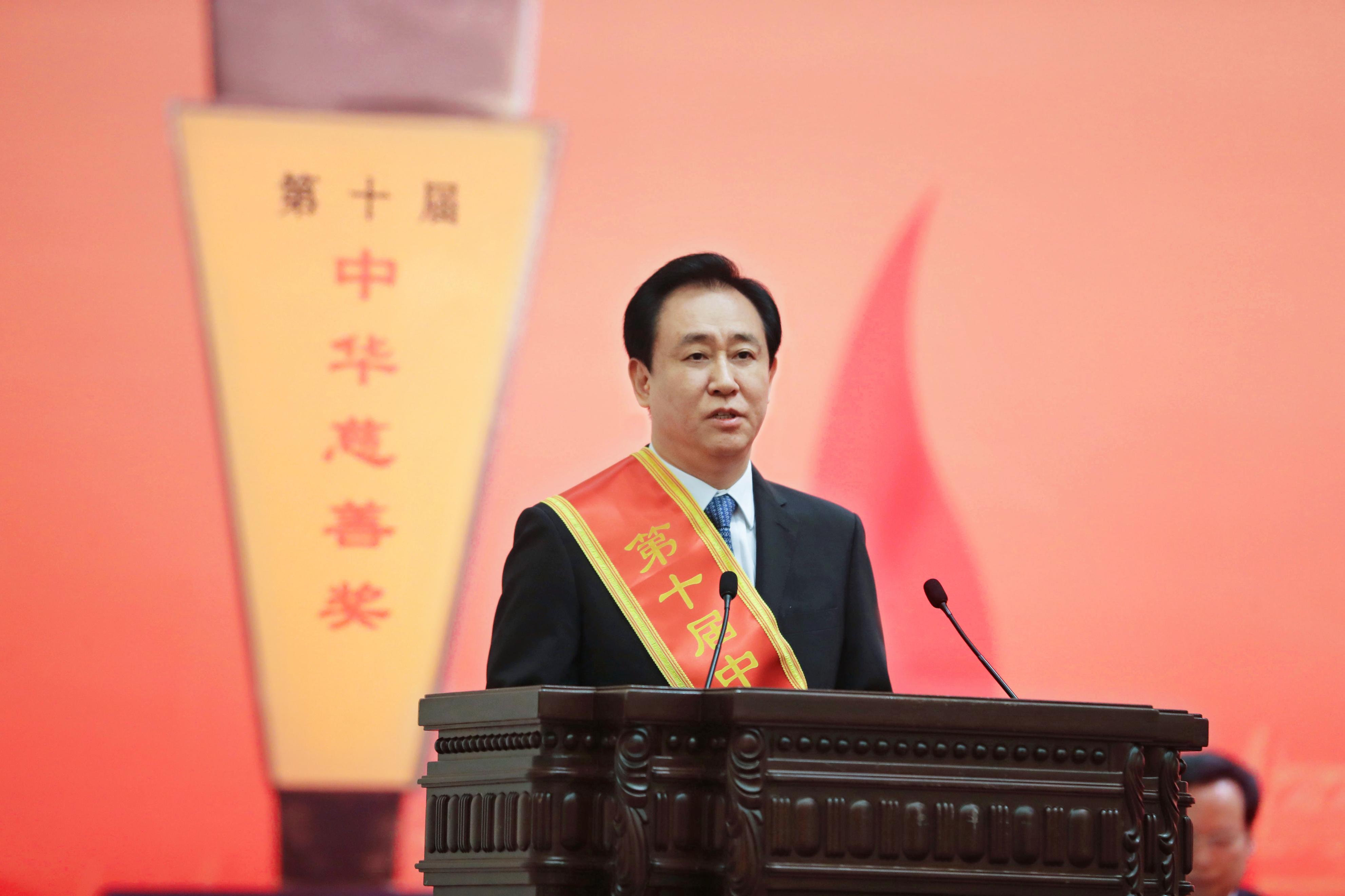 许家印又亏8000亿丝毫不慌,负债两万亿的许家印还能翻身吗