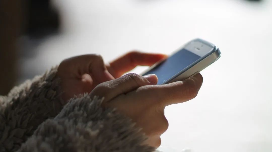 “奶辣风”畸形审美，滋生儿童软色情天堂，怎么教孩子保护自己？