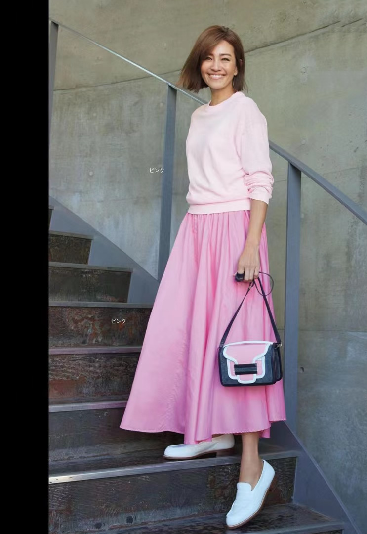 冬季的配色穿搭让你轻松提升气质,搭配推荐简约出挑的柔和色系穿搭