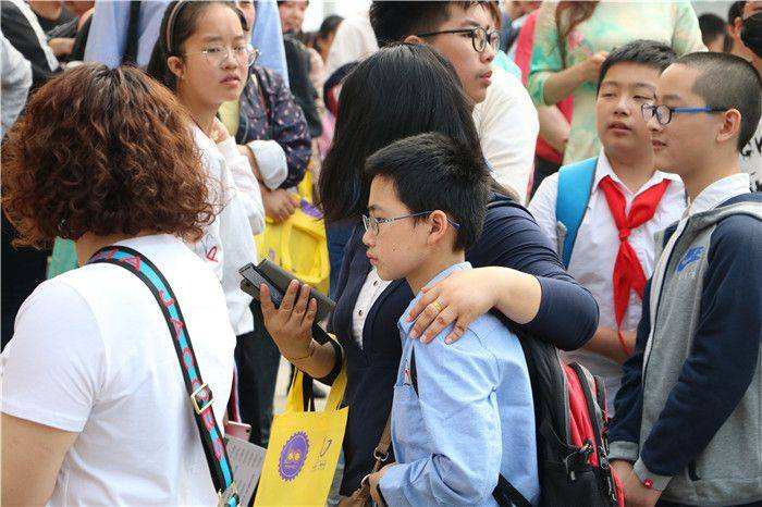 看完广东小升初简历，突然感觉自己“不配生二胎”，年轻人叹息