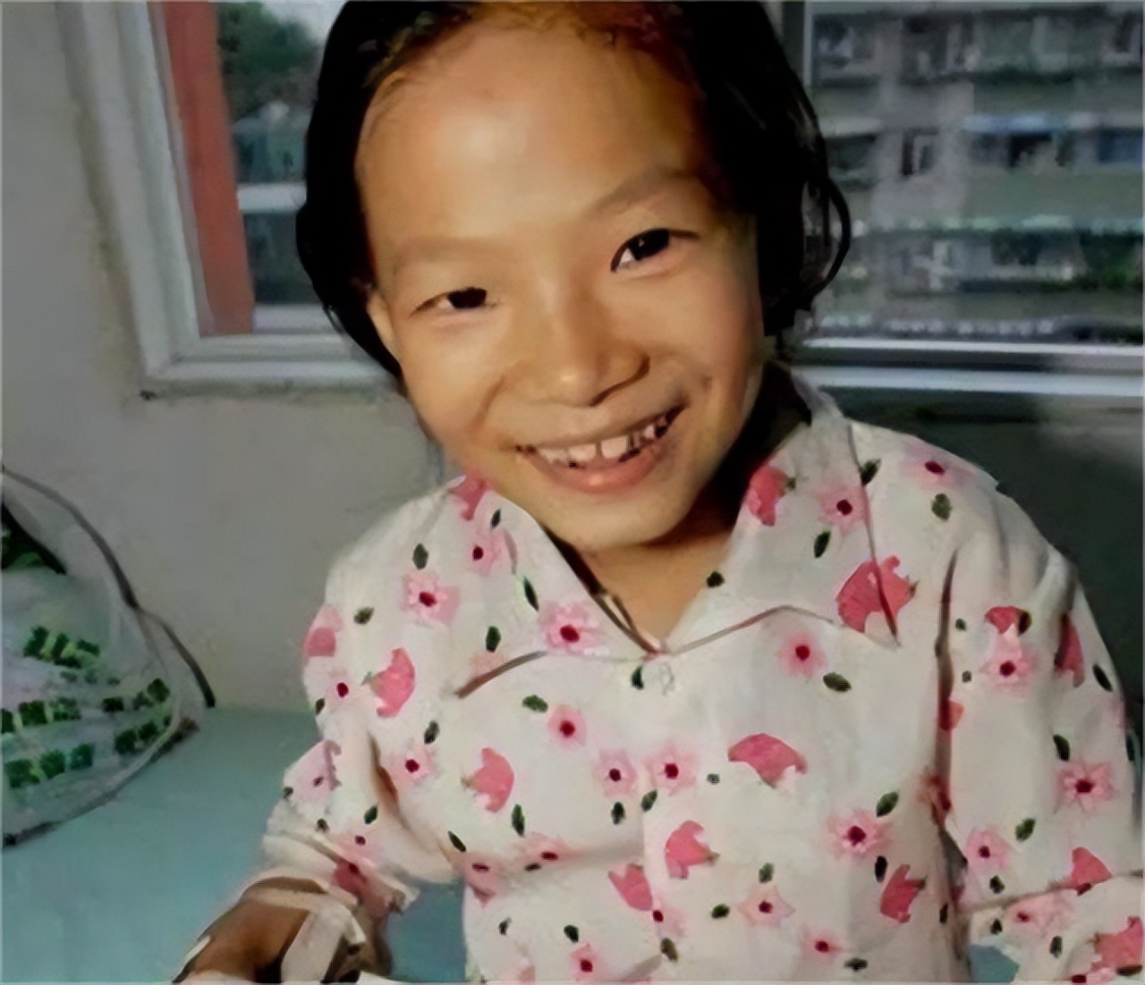 小女孩得了白血病因为穷放弃治疗,13岁女孩患白血病求妈妈放弃治疗