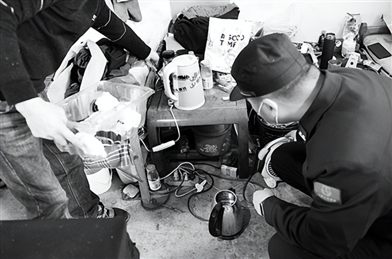 插头接数据线充手机,充电线插头插地板