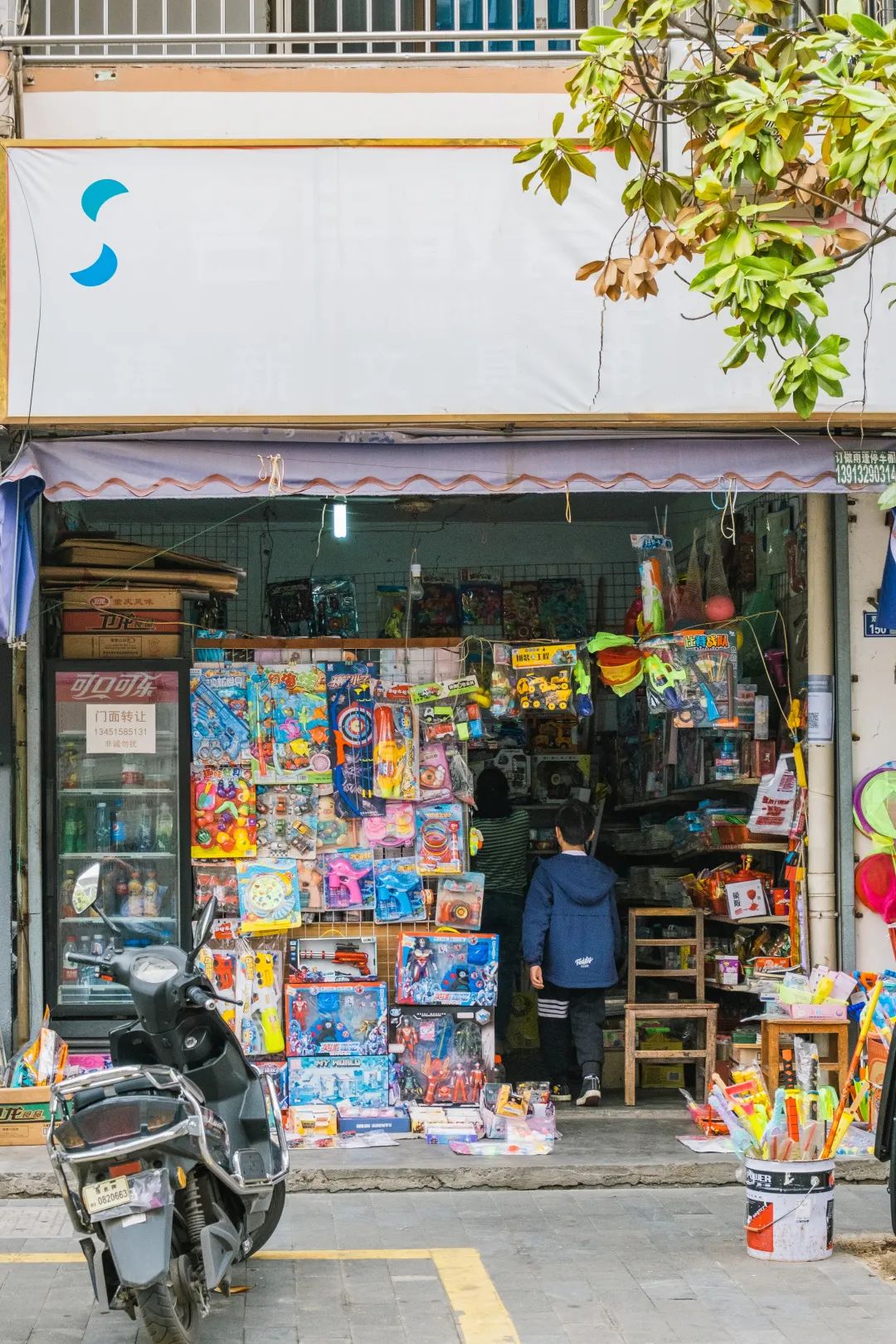 校门口的小店从来没有让人失望,校门口小店生意火爆