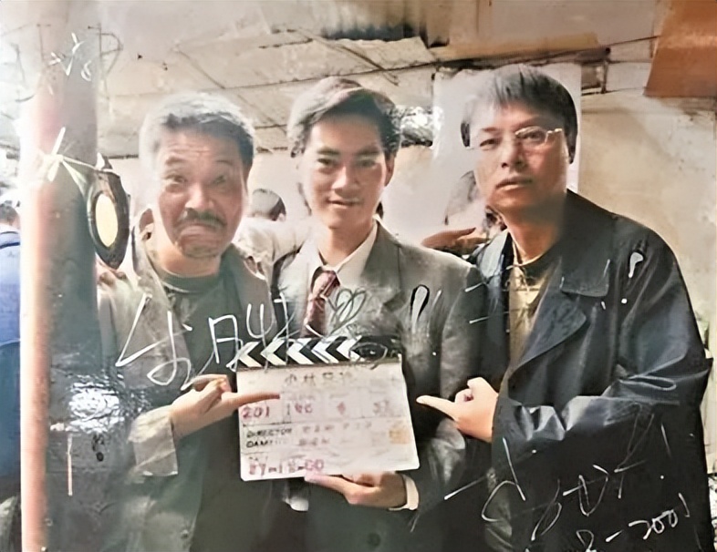 少林足球星爷拍照姿势图片,少林足球周星驰看球鞋那段