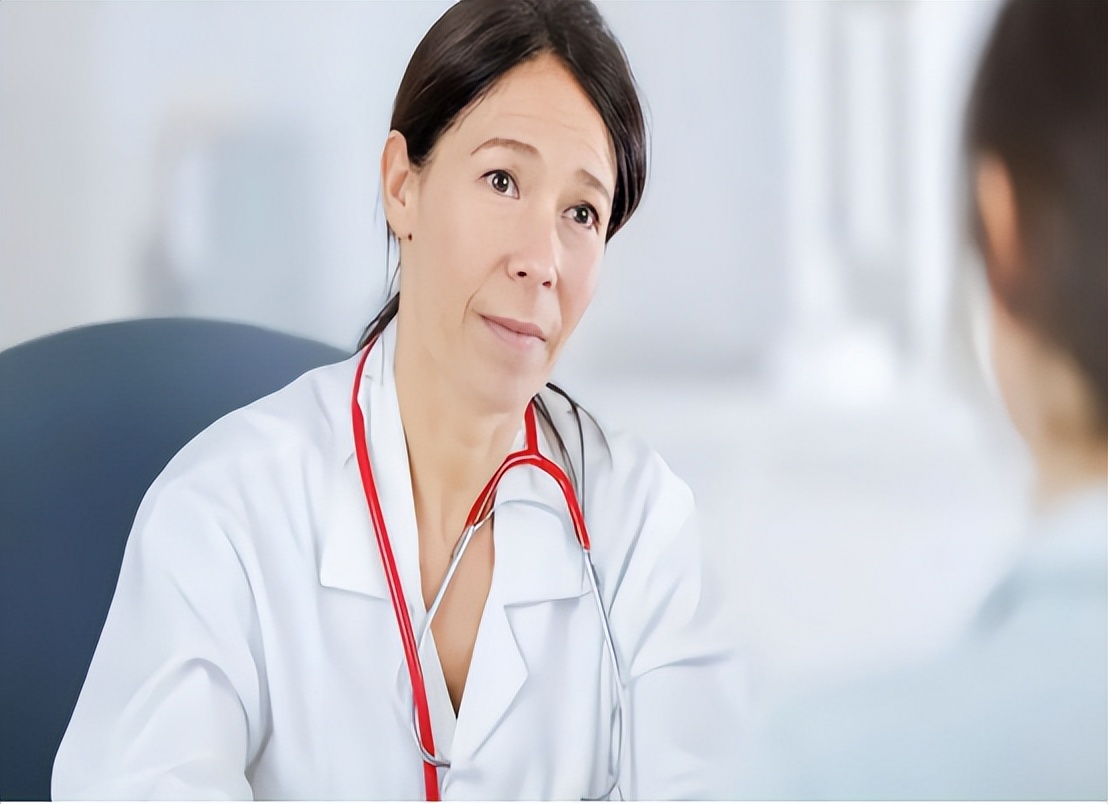 女子身上长虫医生拿镊子治疗,医生从女子腹痛取出长虫